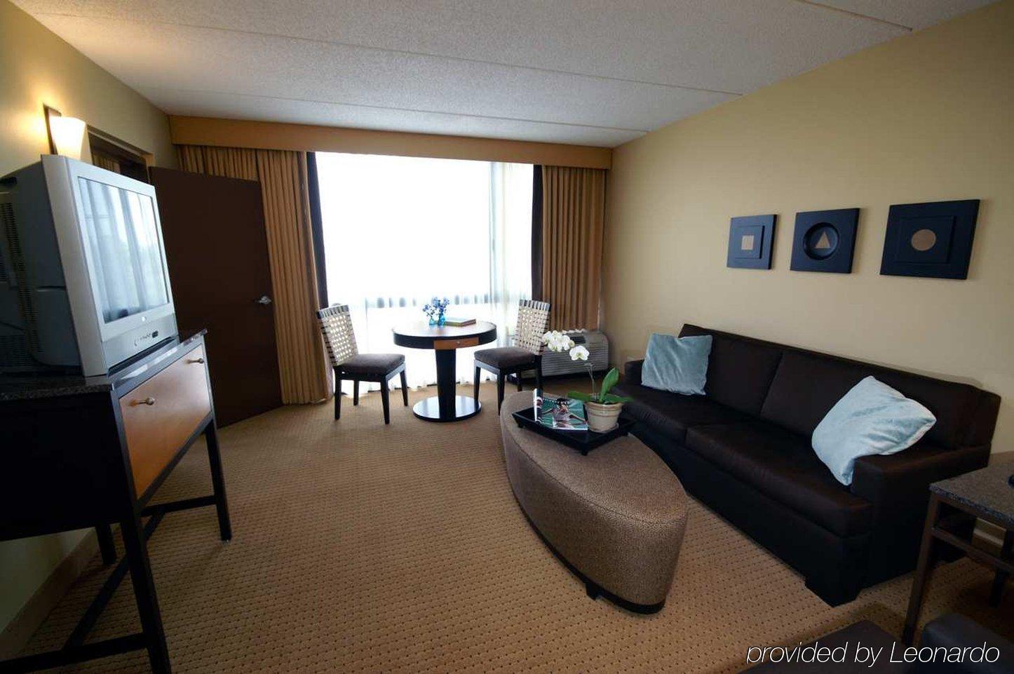Doubletree By Hilton Chicago - Arlington Heights Hotel Room photo