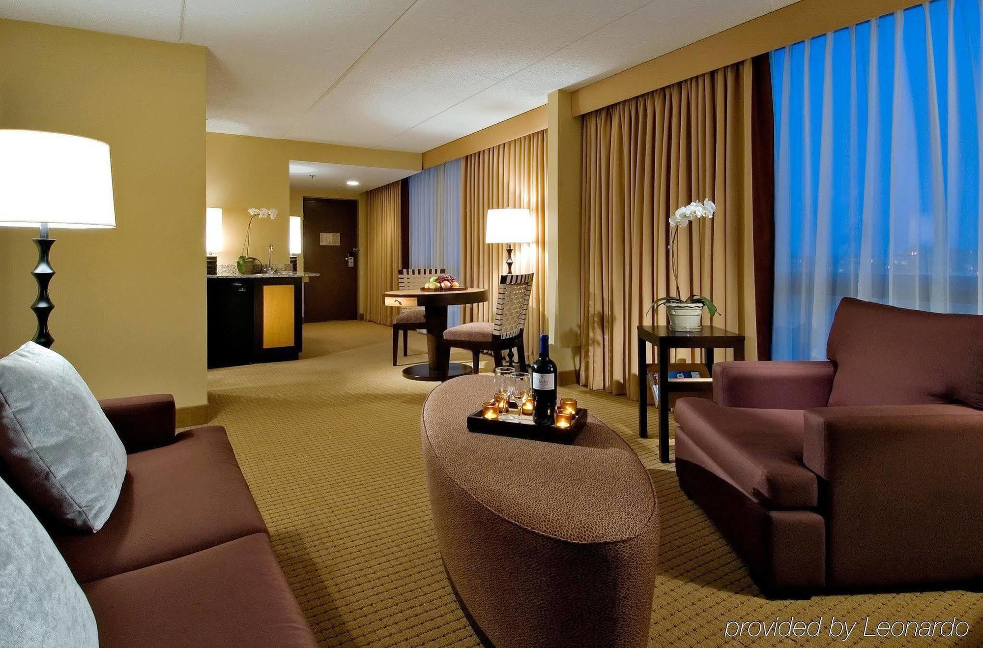 Doubletree By Hilton Chicago - Arlington Heights Hotel Room photo